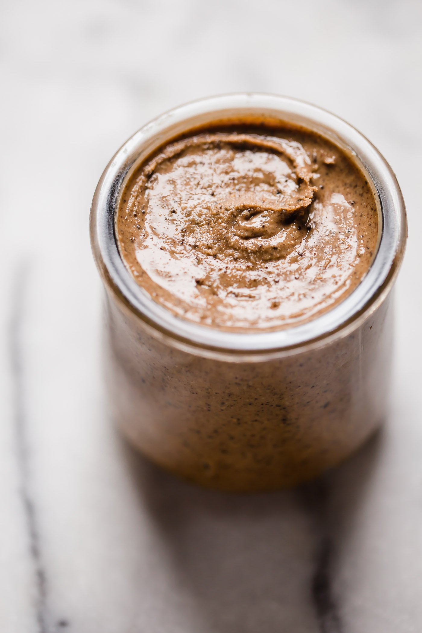 an easy & totally natural recipe for homemade cashew butter, made extra special with a hit of coffee & the warming flavors of chai spice. the perfect healthy snack, especially for an afternoon pick-me-up! #playswellwithbutter #cashewbutter #homemadecashewbutterrecipe #chai #healthysnacks