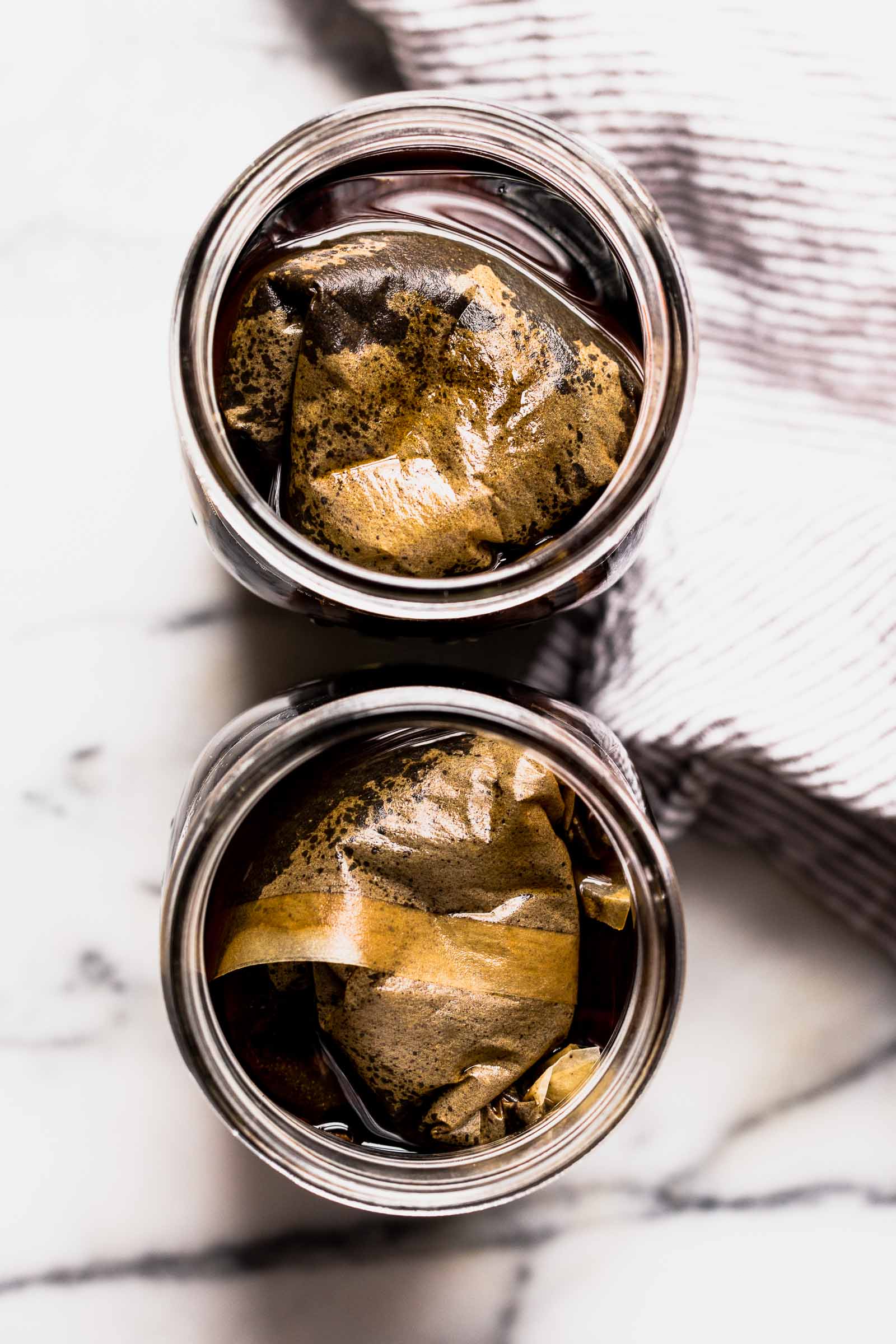 an easy & refreshing fresh mint cold brew iced coffee served with swirls of homemade dark chocolate syrup. the perfect springtime pick-me-up! #coldbrew #icedcoffee #minticedcoffee #dunkindonuts #dunkindonutsicedcoffee #easyicedcoffee #icedcoffeerecipe