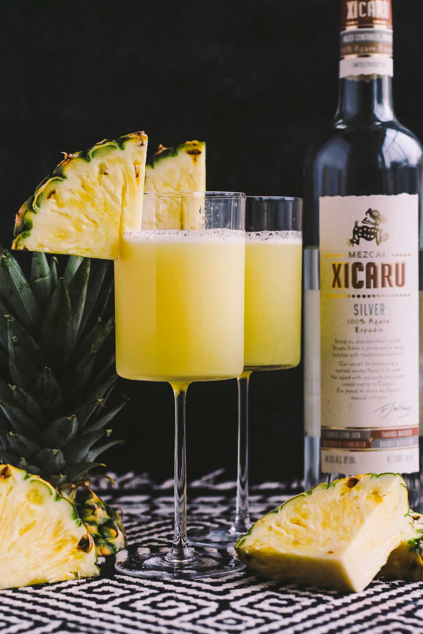 smoky pineapple mezcal margaritas with vanilla bean are the perfect fun cocktail to celebrate cinco de mayo! the smoke & bite of good mezcal is balanced with the natural sweetness of pineapple juice & vanilla bean. | cinco de mayo party, margarita recipe, mezcal, easy cocktail recipe, cocktail, summer drink, party drink |